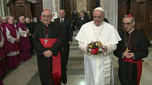 教皇方济各（白衣中立者）