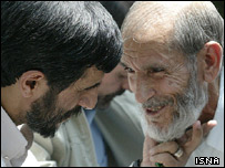 محمود احمدی نژاد در حال احوالپرسی با یکی از نمازگزاران