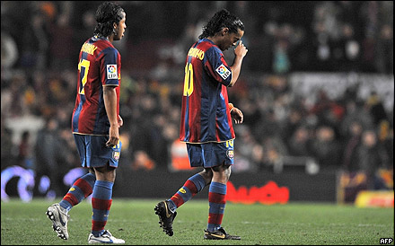 Giovani Dos Santos (izq.) y Ronaldinho, del Barcelona, después de su derrota contra el Real Madrid este 23 de diciembre