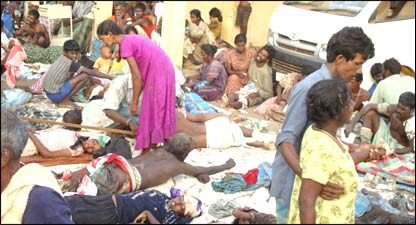 Injured in a makeshift hospital in Mullivaaykaal (file photo: May 2009)