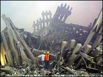 Bombeiros trabalham sobre os escombros do World Trade Center