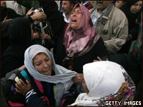 Palestinos em frente a um hospital na Faixa de Gaza