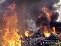  لاہور میں احتجاج کے دوران لگائی جانے والی آگ
