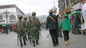 八廓街每隔幾分鐘就走過一隊這樣的武警巡邏隊