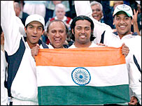 लिएंडर पेस टीम के खिलाड़ियों के साथ