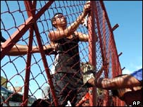 Мексиканські вояки зводять паркан у Канкуні для стримування учасників протестів