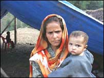 Mulher desabrigada em Srinagar