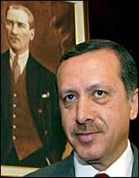 اردوغان در برابر تصوير آتاتورک 