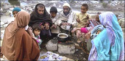 تئیس اکتوبر کی اس تصویرمیں متاثرین اب بھی آسمان تلے رہ رہے ہیں