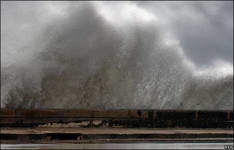 Sóng biển tại khu Malecon ở Cuba