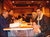 Hossein Ali, com sua filha, diz que voto porá fim a divisões internas