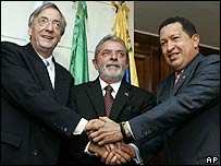 Kirchner (esquerda), Lula e Hugo Chavez