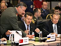 А. Гриценко та Д. Рамсфельд під час конференції міністрів оборони країн Південно-Східної Європи