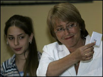 Candidata à presidente do Chile, Michelle Bachelet e sua filha ao fundo
