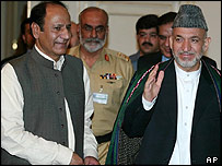 Presidente afegão Hamid Karzai (esq.) e premiê paquistanês Shujaat Hussain