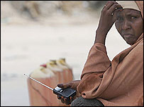 زن سومالیایی درحال گوش دادن به رادیو 