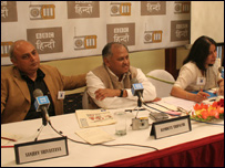 रोड शो संवाददाता सम्मेलन में अचला शर्मा, संजीव श्रीवास्तव और रामदत्त त्रिपाठी