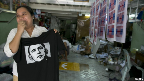 缅甸仰光一店主手持印有奥巴马头像的T恤衫（16/11/2012）