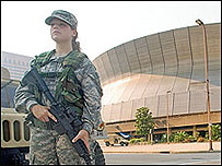 Một nữ nhân viên cảnh vệ tại New Orleans hôm 30-8-08