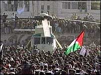 Vrtulník s Arafatovou rakví obklopily davy lidí