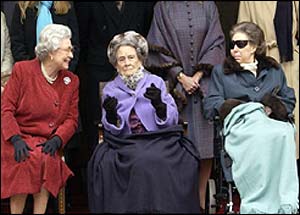 Princezna Alice (uprostřed) v prosinci 2001 na oslavě svých stých narozenin