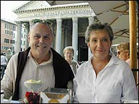 Turisté vychutnávají zmrzlinový pohár v Římě