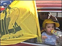 Hizbullah bayrağı taşıyan çocuk