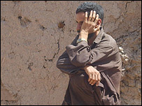 اهالی عزیزآباد بعد از حمله هوایی آمریکا به این روستا