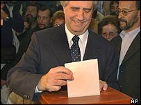 Candidato Tabaré Vásquez vota em Montevidéu