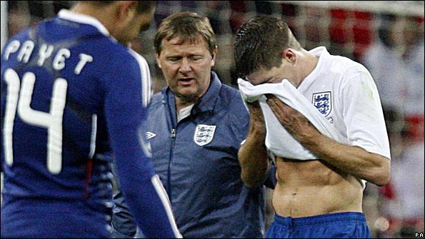 Steven Gerrard leaves the field with a hamstring injury