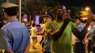 數百名黑人上街抗議、引發騷亂