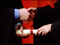 毕业典礼上接受学位证书