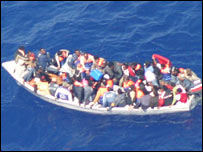 Teknede Afrikalı göçmenler