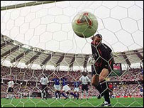 Goleiro Seaman vê bola chutada por Ronaldinho Gaúcho entrar no gol