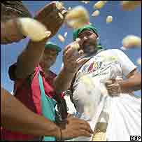 Agricultores protestam contra reunião da OMC em Cancún