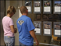 Trước cửa một điểm dịch vụ mua bán nhà