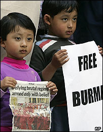 دو کودک برمه ای، در تظاهرات حمایت از 'آزادی در برمه' در استرالیا