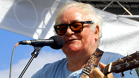 Meic Stevens - un o berfformwyr y maes. Gweler isod