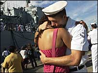 Casal se abraça em porto do Rio antes de marinheiro partir para Haiti (AP/Victor R. Caivano)