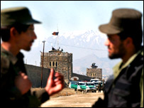 Polişarki cezaevinin önündeki güvenlik görevlileri