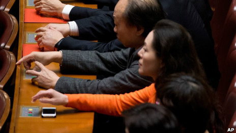 人大代表按按钮对议案进行表决