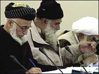 (از چپ به راست) برهان الدين ربانی، عبدالرسول سياف و شيخ آصف محسنی اعضای کميته تفاهم در حال بررسی نتايج کار کميته های دهگانه