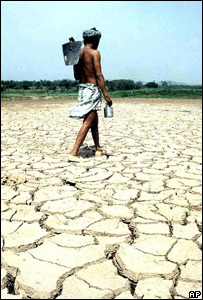 Agricultor em terra atingida pela seca