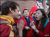 مشاجره یک حامی چین (سمت راست) و یک حامی تبت در هنگام عبور مشعل المپیک از لندن