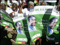 طرفداران موگابه در راهپیمایی انتخاباتی