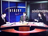 Stanislav Gross Miroslava Němcová v pořadu ČT 'Otázky Václava Moravce' 13. 3. 2005 (foto: ČT)