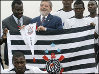 Lula, com a bandeira do Corinthians, durante visita a Angola