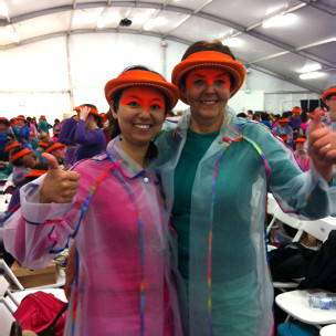 李卓姝与英国志愿者同伴在一起