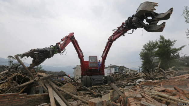 大型救援機械在蘆山地震災區現場（25/04/2013）