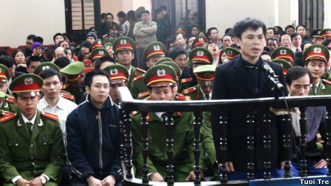 Hình ảnh tại phiên tòa (ảnh của báo Tuổi Trẻ TP HCM)